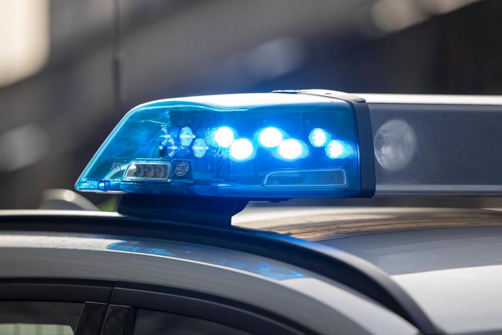 Ein leuchtendes Blaulicht auf einem Polizeiauto (Symbolbild): In Berlin haben sich rund 40 Menschen eine Massenschlägerei geliefert.