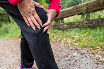 Kniearthrose: Regelmäßige Bewegung kräftigt die Muskeln rund ums Knie und beugt Arthrose vor.