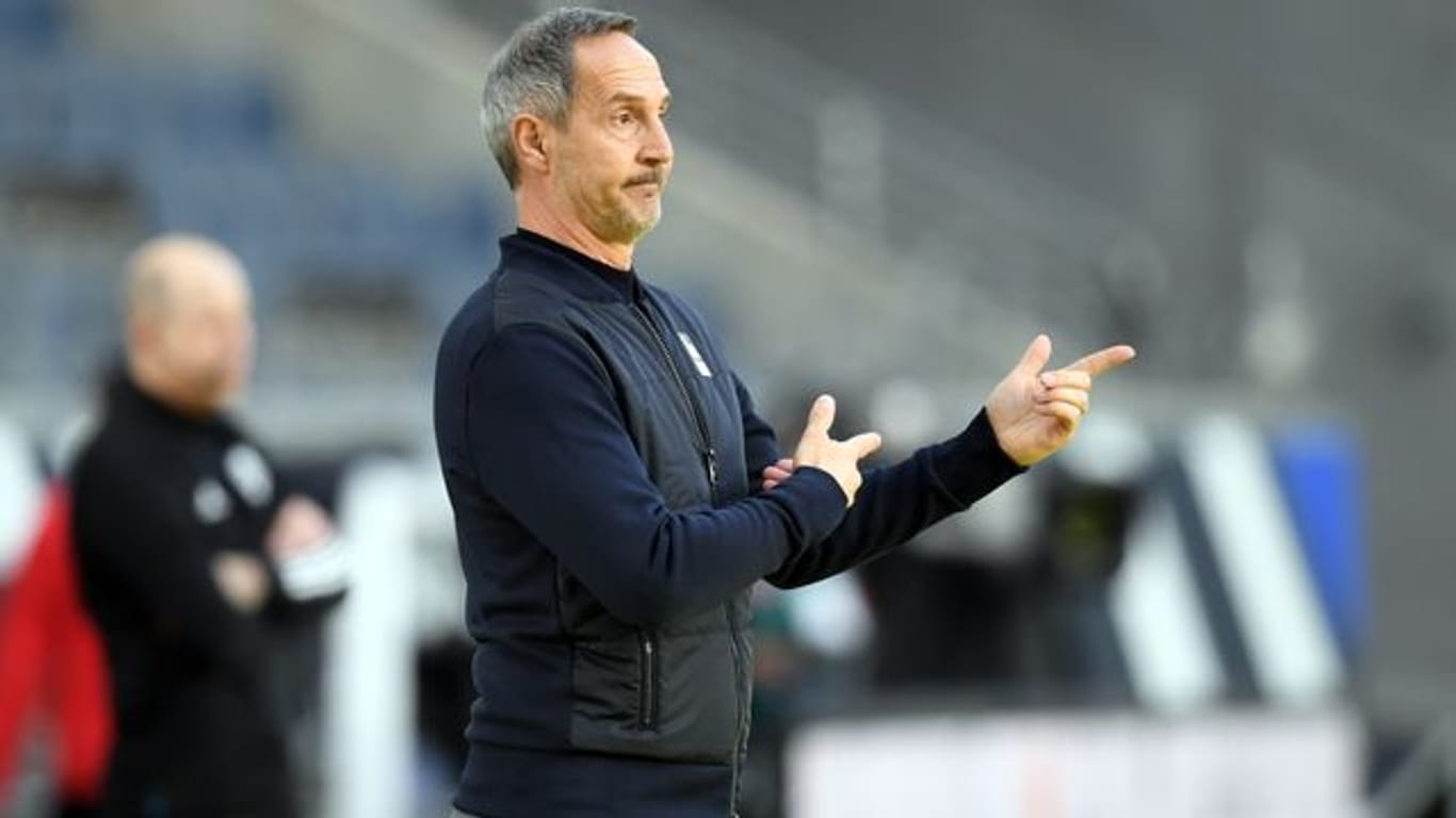 Frankfurts Trainer Adi Hütter hält sich bei der Titelfrage zurück.