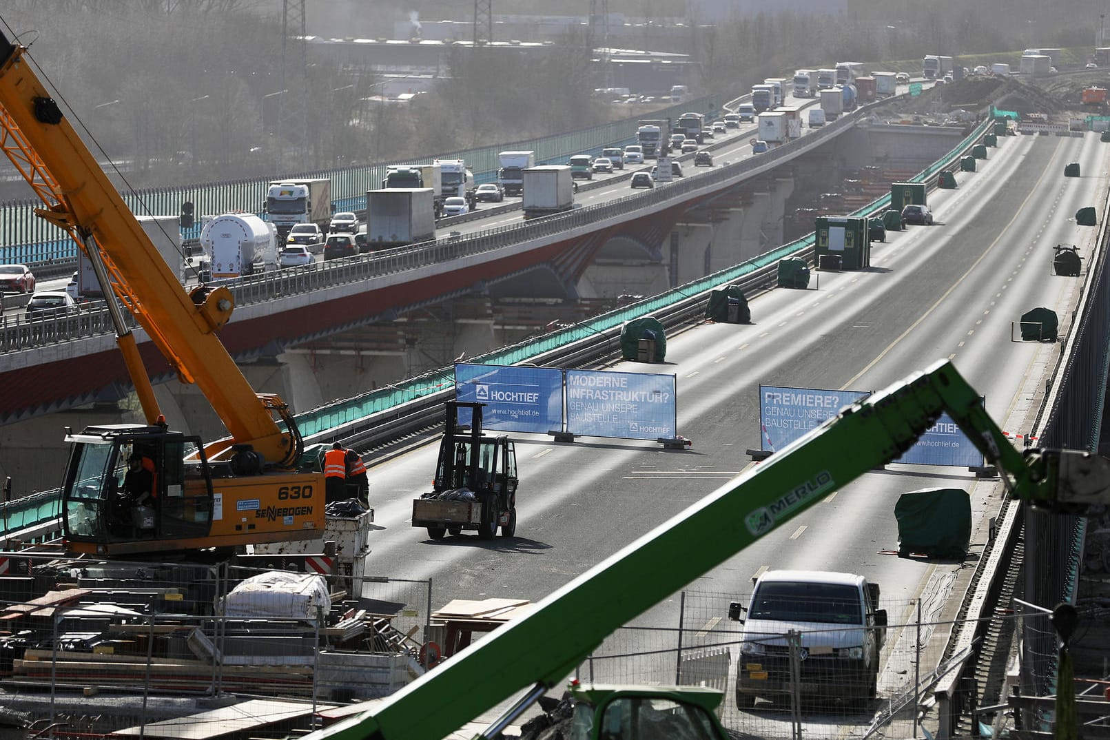 Der neugebaute Teil (r.) der Lennetalbrücke steht neben dem befahrenen Stück der A 45: Der Brückenneubau an der Sauerlandlinie soll Anfang März nach mehreren Jahren Bauzeit in die endgültige Position verschoben werden.