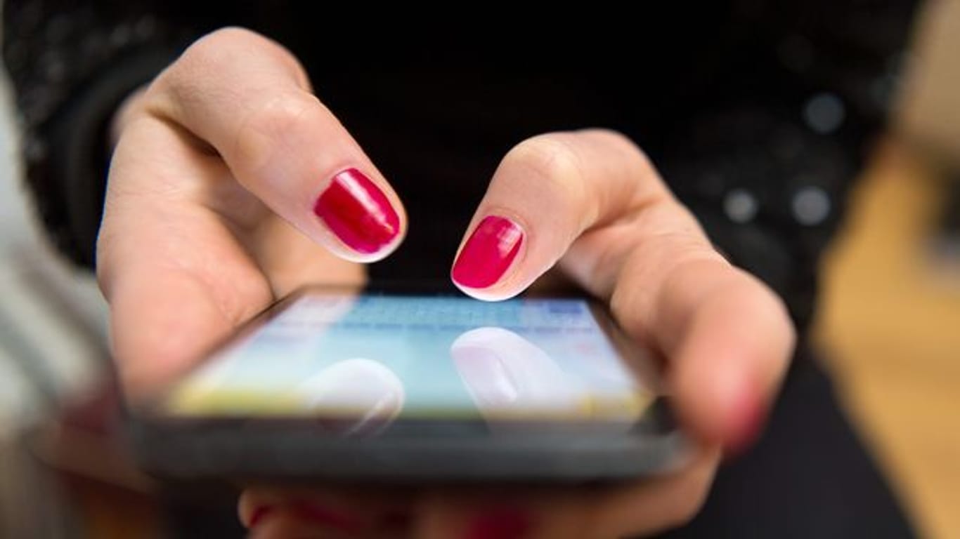 Eine Frau bedient ein Smartphone (Symbolbild): Der Gebrauch von Datenroaming ist vom Sommer 2016 bis zum Sommer 2019 um das 17-fache gestiegen.