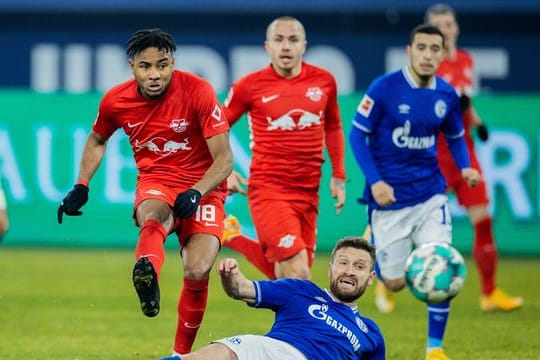 Shkodran Mustafi (u) glaubt noch an den Klassenerhalt des FC Schalke 04.