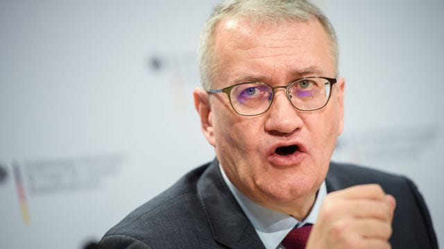 "Die Kirche hat gezeigt, dass sie es allein nicht kann", sagt der Geschäftsführer des "Eckigen Tischs", Matthias Katsch. "Die Kirche hat gezeigt, dass sie es allein nicht kann", sagt der Geschäftsführer des "Eckigen Tischs", Matthias Katsch.