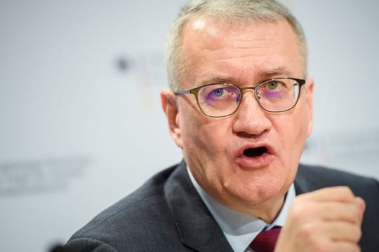"Die Kirche hat gezeigt, dass sie es allein nicht kann", sagt der Geschäftsführer des "Eckigen Tischs", Matthias Katsch.
