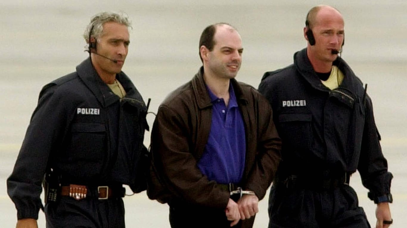 Festgenommen: Fahnder hatte Thomas Drach im März 1998 in Argentinien aufgestöbert. Er wurde nach Hamburg überführt und vor Gericht gestellt.