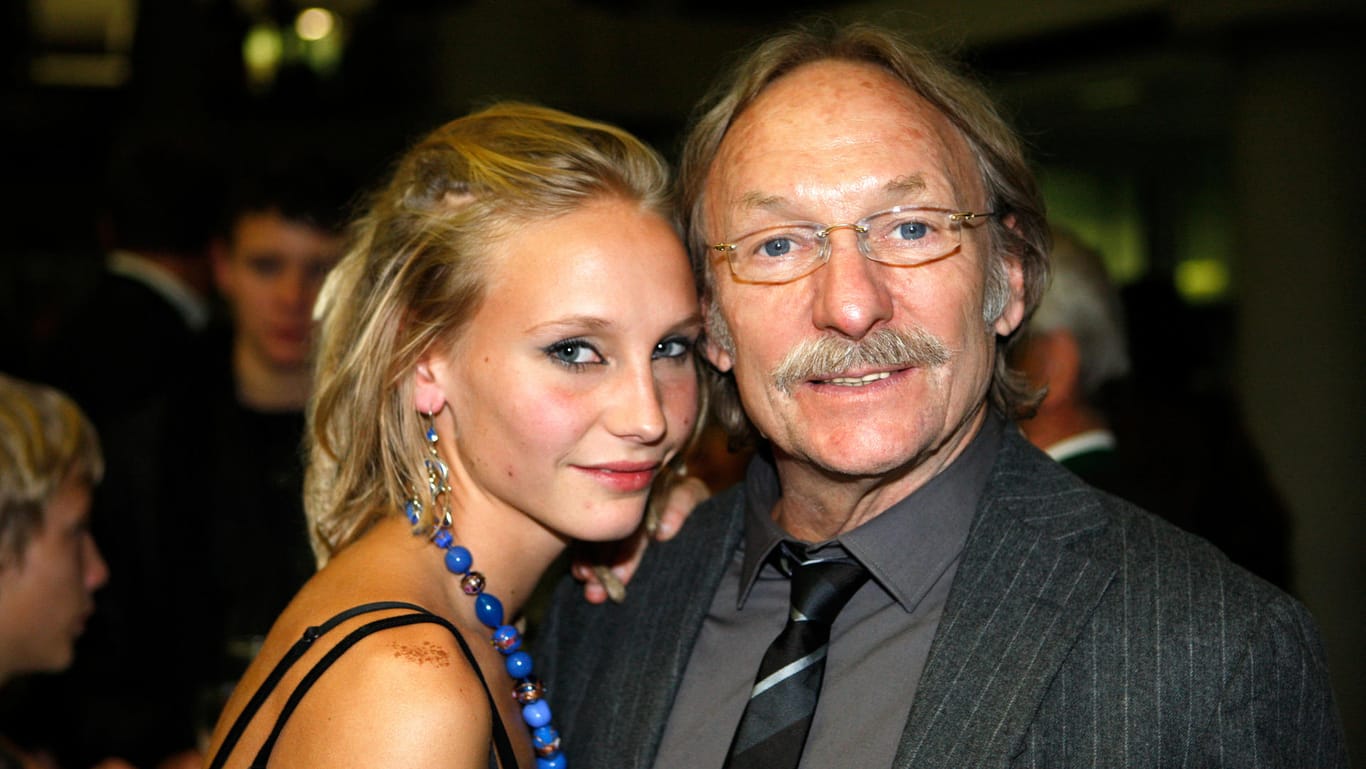 Franz Xaver Kroetz: Hier mit seiner Tochter bei der Premiere von "Brandner Kaspar" im Oktober 2008 in München.