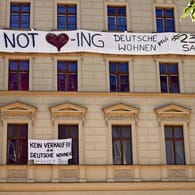 Ein Protestplakat gegen die Deutsche Wohnen an einem Haus (Symbolhbild): Das Unternehmen sollte ein Bißgeld von 14,5 Millionen Euro zahlen.