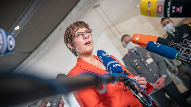 Annegret Kramp-Karrenbauer spricht nach der Sitzung des Verteidigungsausschusses im Bundestag. Annegret Kramp-Karrenbauer spricht nach der Sitzung des Verteidigungsausschusses im Bundestag.