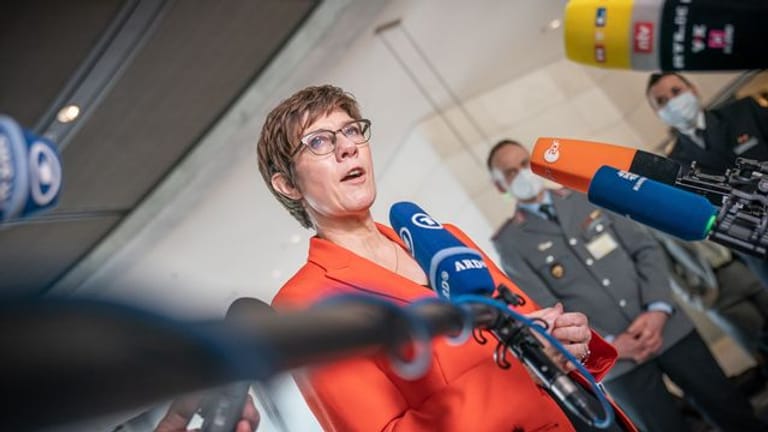 Annegret Kramp-Karrenbauer spricht nach der Sitzung des Verteidigungsausschusses im Bundestag.