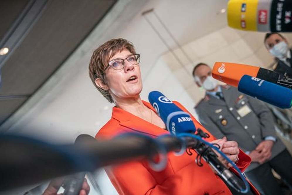 Annegret Kramp-Karrenbauer spricht nach der Sitzung des Verteidigungsausschusses im Bundestag.