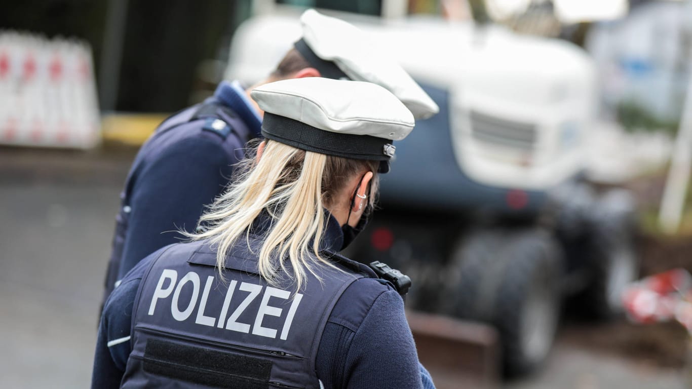 Eine Polizistin in Wuppertal (Symbolbild): Die Kontrolle eines Wahlkampfhelfers zieht nun Konsequenzen nach sich. Das Innenministerium prüft den Fall.
