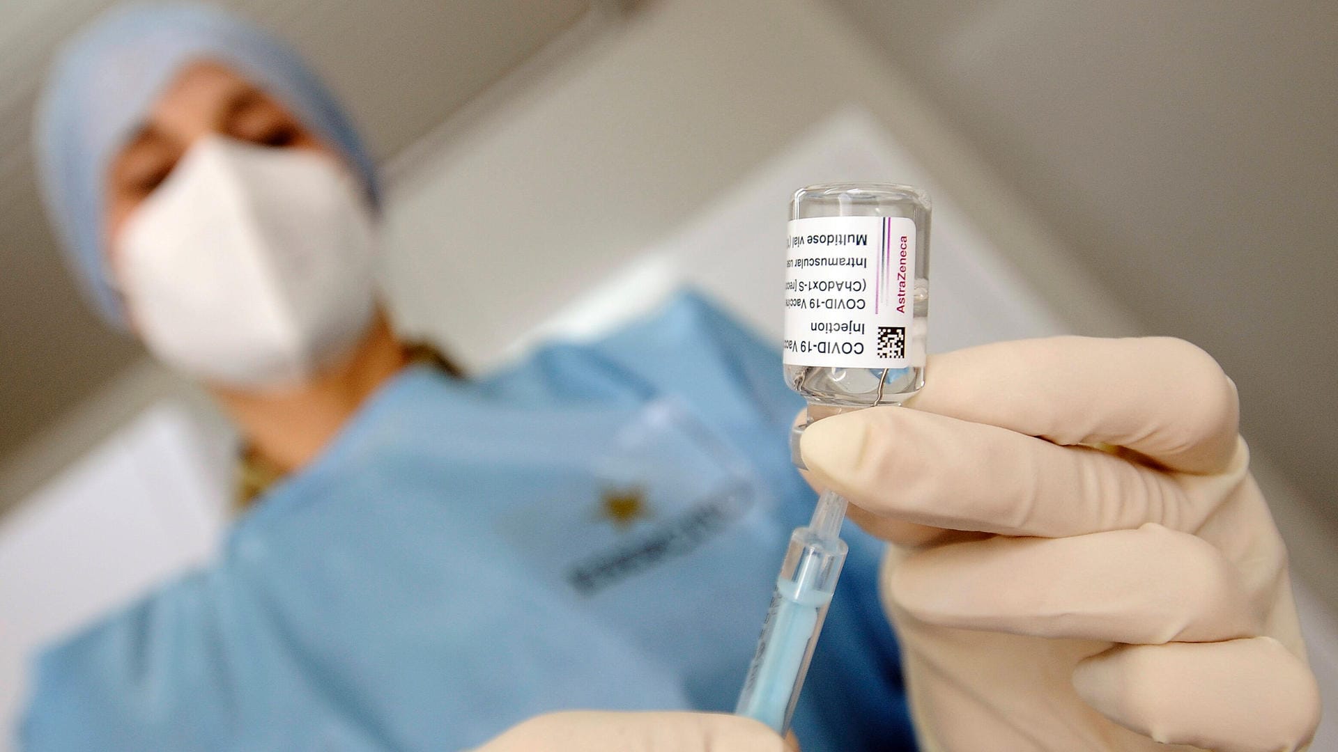 Der Impfstoff von Astrazeneca wird auf eine Spritze aufgezogen (Archivbild): Weil der Impfstoff so wenig angenommen wird, öffnet Köln die Impfung für weitere Personengruppen. Der Impfstoff von Astrazeneca wird auf eine Spritze aufgezogen (Archivbild): Weil der Impfstoff so wenig angenommen wird, öffnet Köln die Impfung für weitere Personengruppen.
