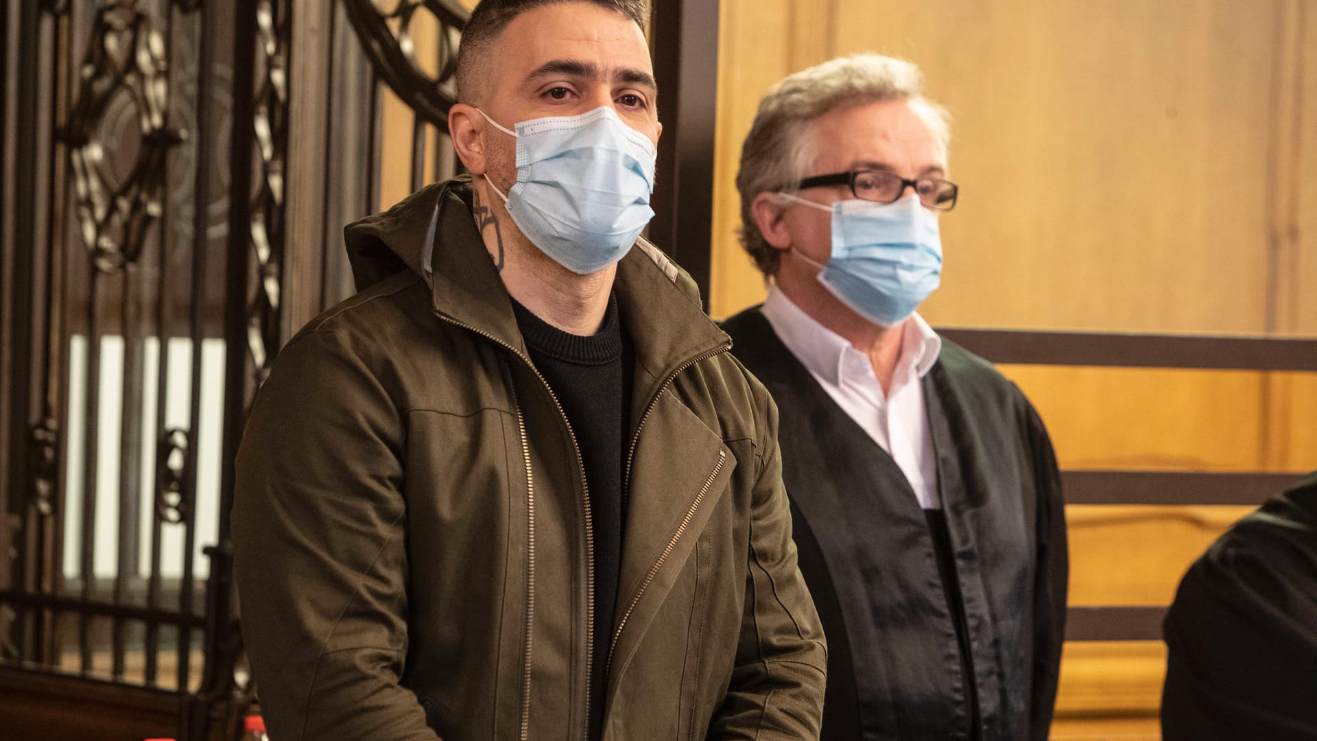Bushido mit seinem Rechtsanwalt Tschoppe (Archivbild): Beim Prozess gegen Arafat Abou-Chaker hat der Rapper mit den Tränen gekämpft. Bushido mit seinem Rechtsanwalt Tschoppe (Archivbild): Beim Prozess gegen Arafat Abou-Chaker hat der Rapper mit den Tränen gekämpft.