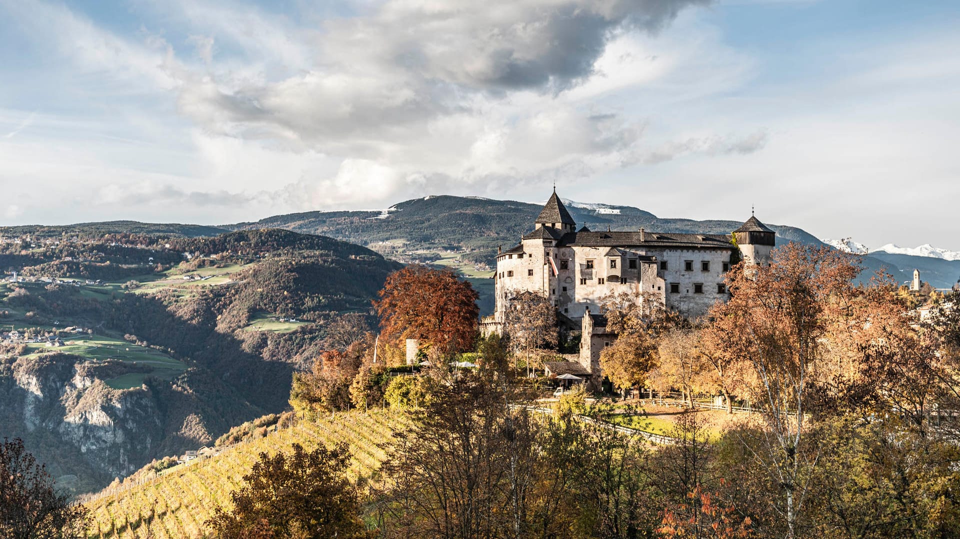 Von den Presulis Lodges haben Sie einen spektakulären Ausblick auf die umliegenden Berge und das Schloss Prösels.