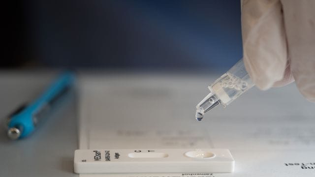 In einem Pflege- und Altenheim in Stuttgart wird ein Schnelltest durchgeführt. In einem Pflege- und Altenheim in Stuttgart wird ein Schnelltest durchgeführt.