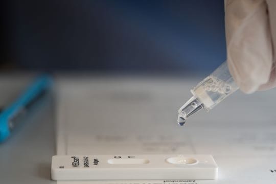 In einem Pflege- und Altenheim in Stuttgart wird ein Schnelltest durchgeführt.