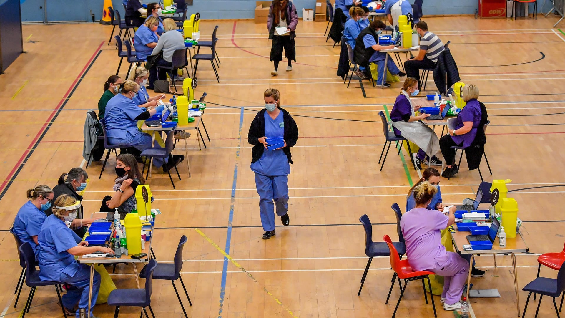 Impfzentrum in einer Turnhalle in Cwmbran, Wales: In Großbritannien sind schon deutlich mehr Menschen gegen das Coronavirus geimpft als in Deutschland.