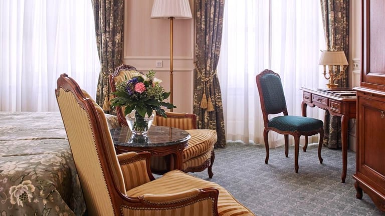 Für 199 Euro pro Zimmer und Nacht verbringen Sie einen Aufenthalt in dem 5-Sterne-Luxushotel Grand Hotel Wien.