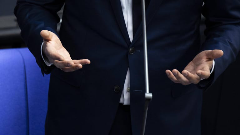 Mit leeren Händen: So oder so ähnlich stand Jens Spahn auch da, als Angela Merkel ihn bei den Schnelltests ausgebremst hat.