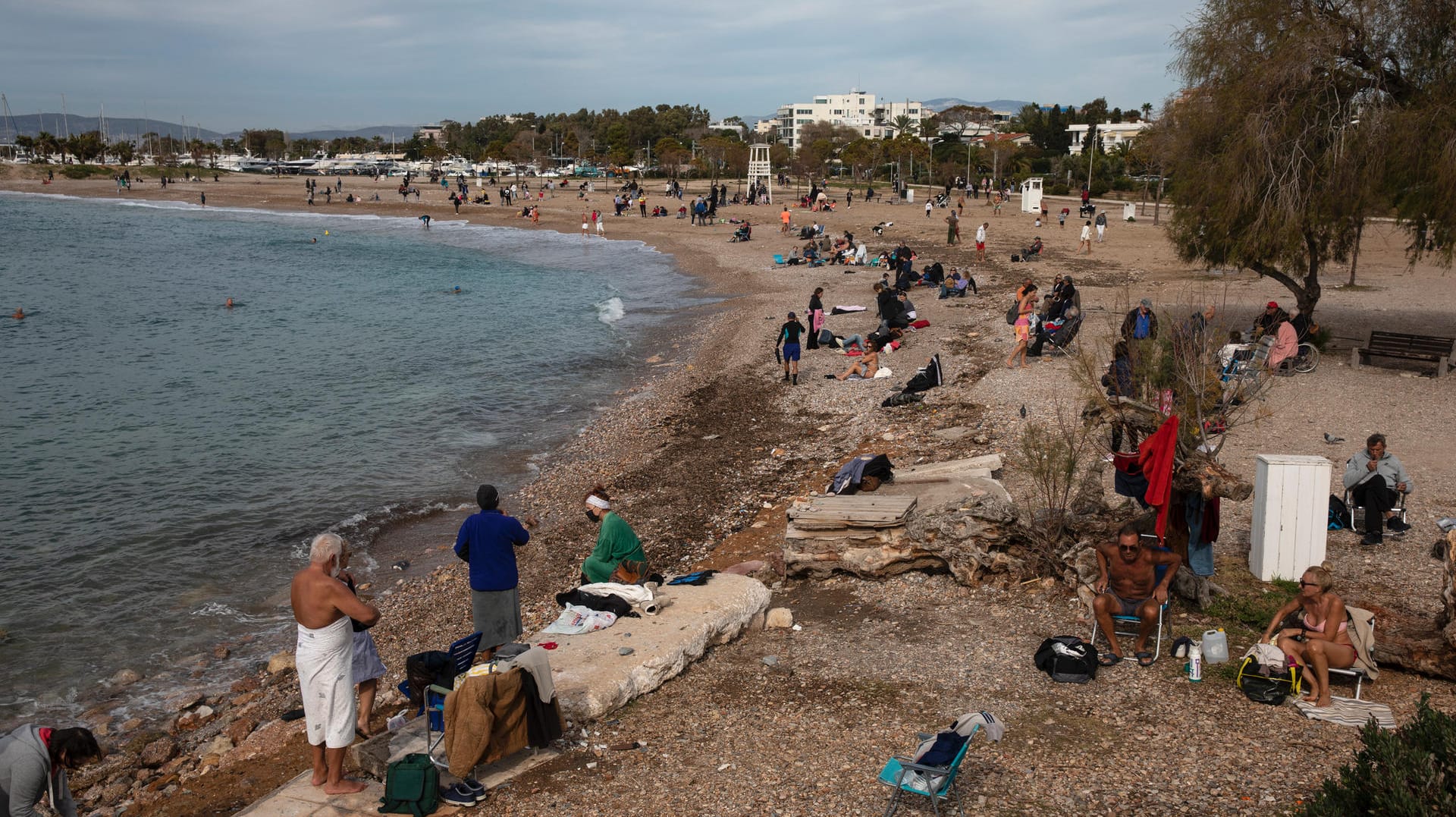 Strand in Glyfada, einem Vorort südlich von Athen: Griechenland drängt auf die Einführung eines Impfausweises. Strand in Glyfada, einem Vorort südlich von Athen: Griechenland drängt auf die Einführung eines Impfausweises.