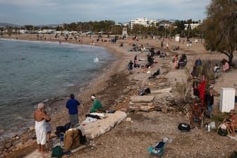 Strand in Glyfada, einem Vorort südlich von Athen: Griechenland drängt auf die Einführung eines Impfausweises.