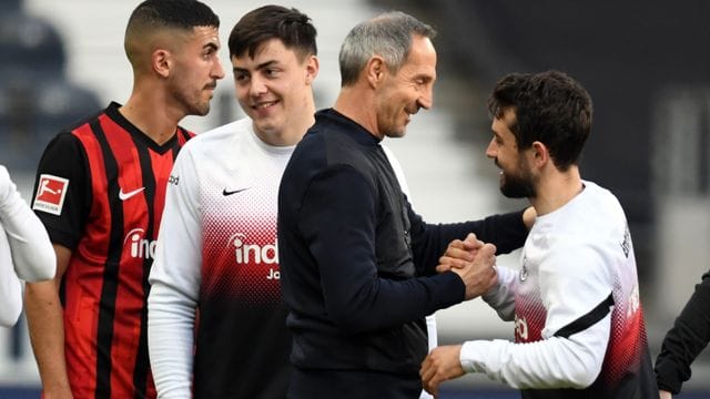 Frankfurts Trainer Adi Hütter lobt nach dem Spiel Mittelfeldspieler Amin Younes. Frankfurts Trainer Adi Hütter lobt nach dem Spiel Mittelfeldspieler Amin Younes.