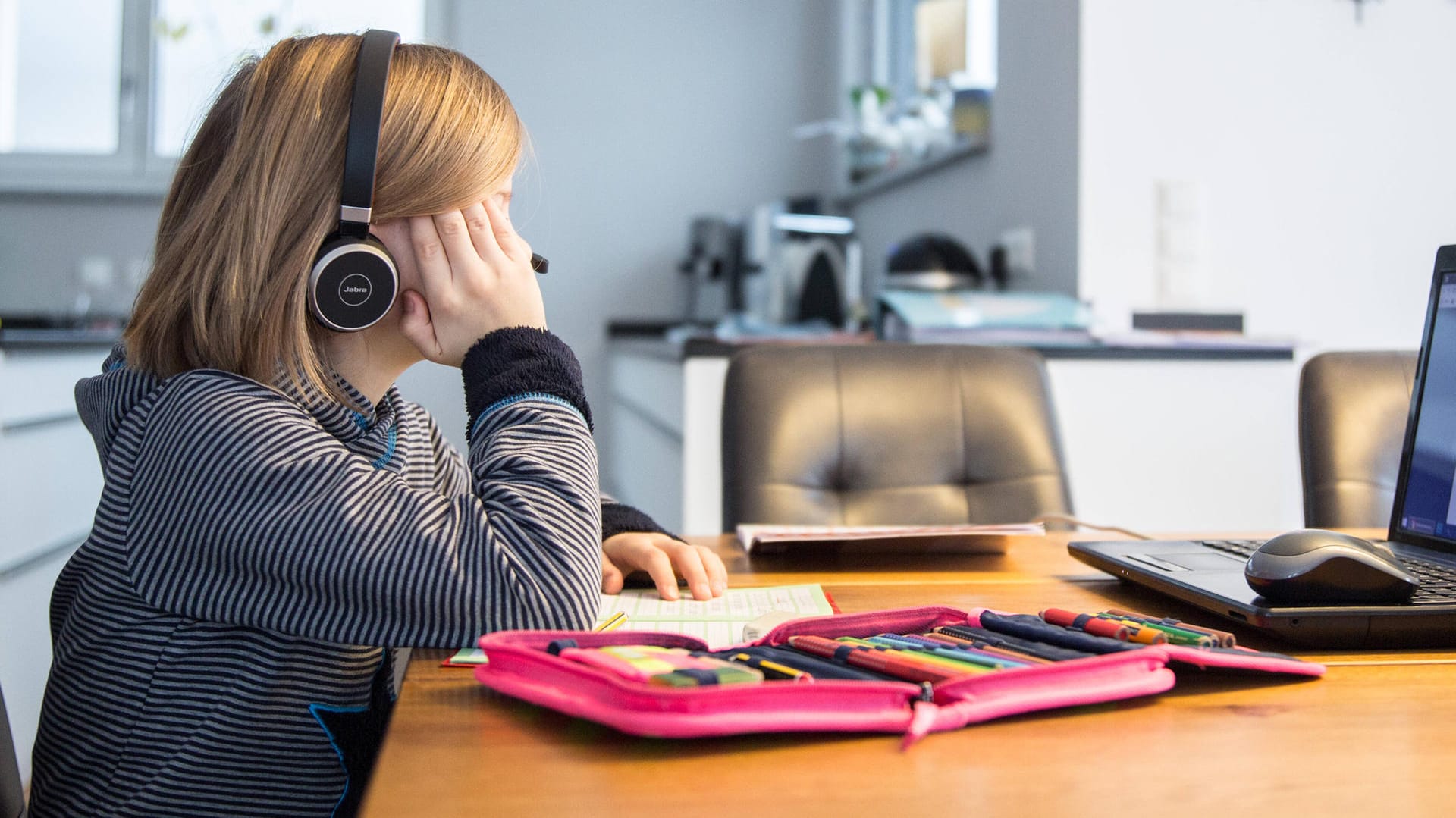 Kind sitzt alleine vor dem Computer: Durch die Corona-Pandemie ist normales Lernen in Schulen seit Monaten nicht möglich. Kind sitzt alleine vor dem Computer: Durch die Corona-Pandemie ist normales Lernen in Schulen seit Monaten nicht möglich.