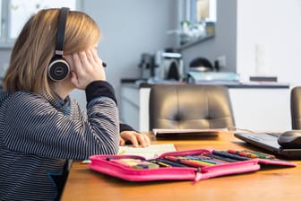 Kind sitzt alleine vor dem Computer: Durch die Corona-Pandemie ist normales Lernen in Schulen seit Monaten nicht möglich.