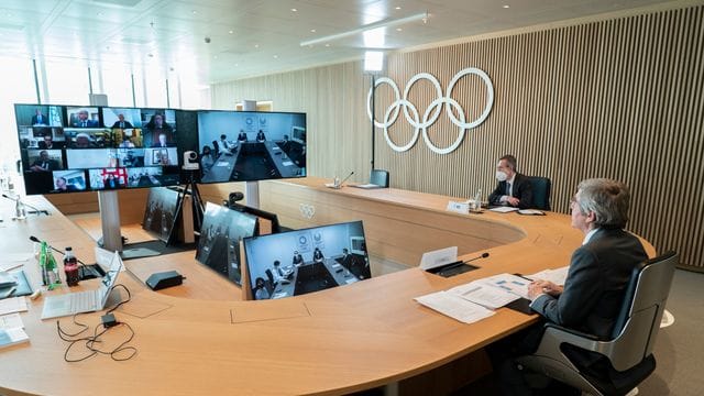 Thomas Bach (r), Präsident des Internationalen Olympischen Komitees (IOC), nimmt an der Sitzung der Exekutive des IOC per Video teil. Thomas Bach (r), Präsident des Internationalen Olympischen Komitees (IOC), nimmt an der Sitzung der Exekutive des IOC per Video teil.