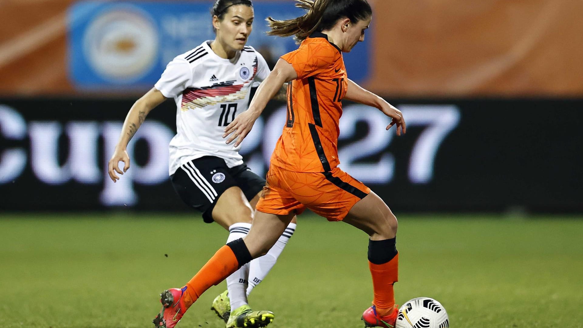 Danielle van de Donk (re.) aus den Niederlanden und Dzsenifer Marozsan aus Deutschland in Aktion: die DFB-Frauen verloren knapp.