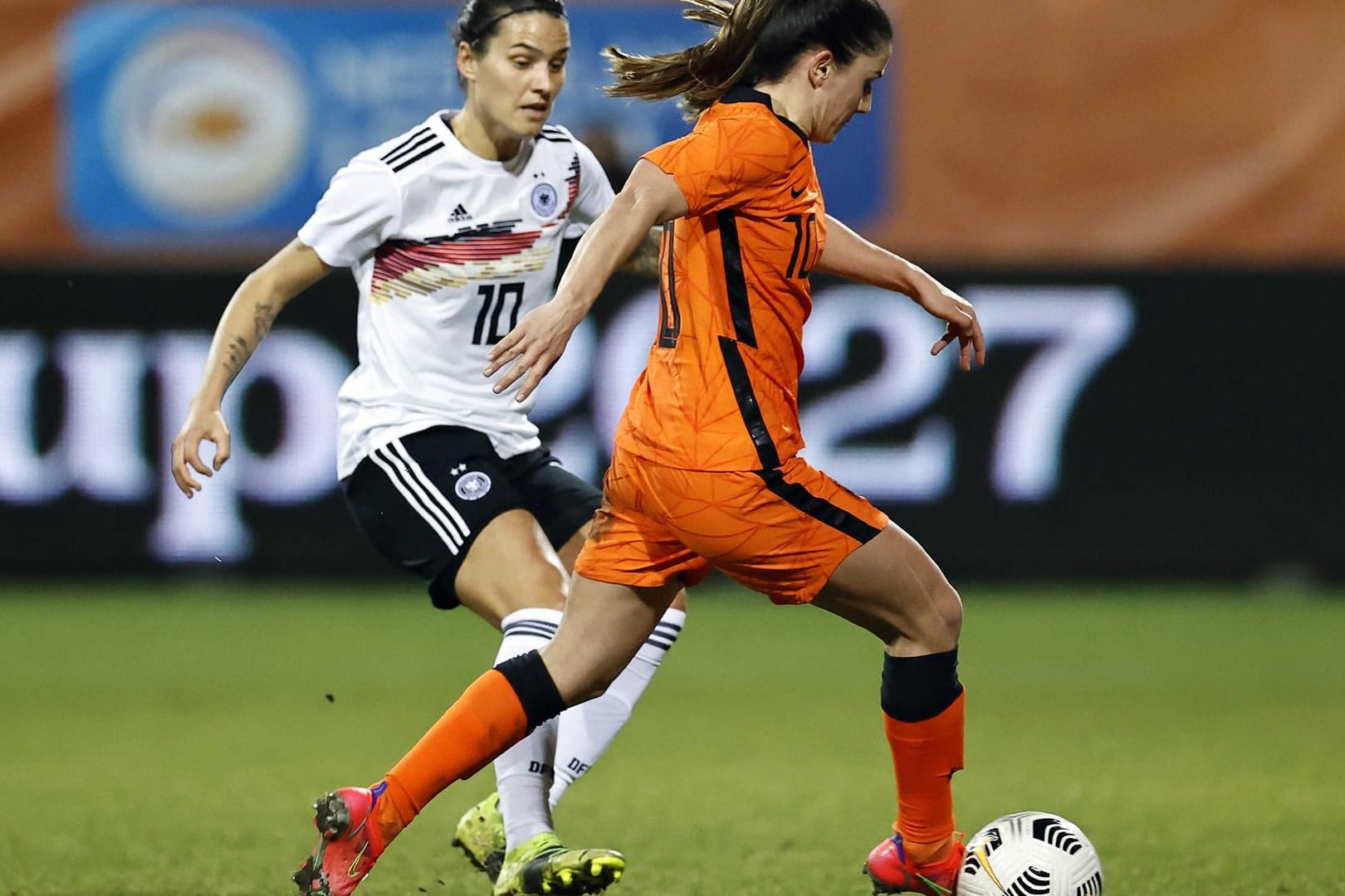 Danielle van de Donk (re.) aus den Niederlanden und Dzsenifer Marozsan aus Deutschland in Aktion: die DFB-Frauen verloren knapp.