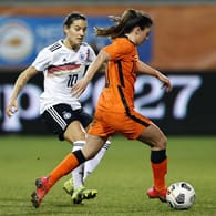 Danielle van de Donk (re.) aus den Niederlanden und Dzsenifer Marozsan aus Deutschland in Aktion: die DFB-Frauen verloren knapp.