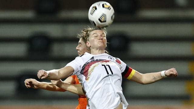 Die Niederländerin Aniek Nouwen (hinten) verliert das Kopfball-Duell gegen Alexandra Popp. Die Niederländerin Aniek Nouwen (hinten) verliert das Kopfball-Duell gegen Alexandra Popp.