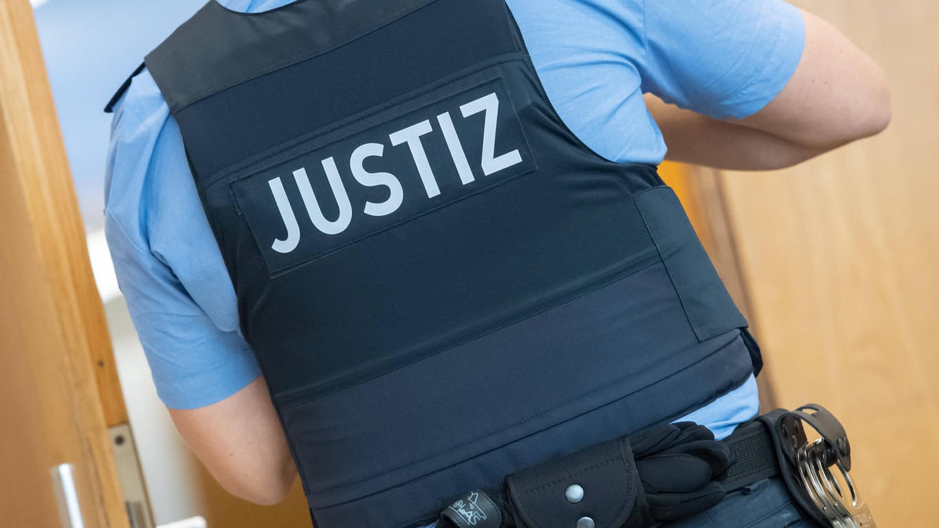 Ein Wachtmeister im Verhandlungssaal eines Gerichts (Symbolbild): In Köln ist nach dem Tod einer jungen Frau nun Anklage gegen vier Personen erhoben worden.