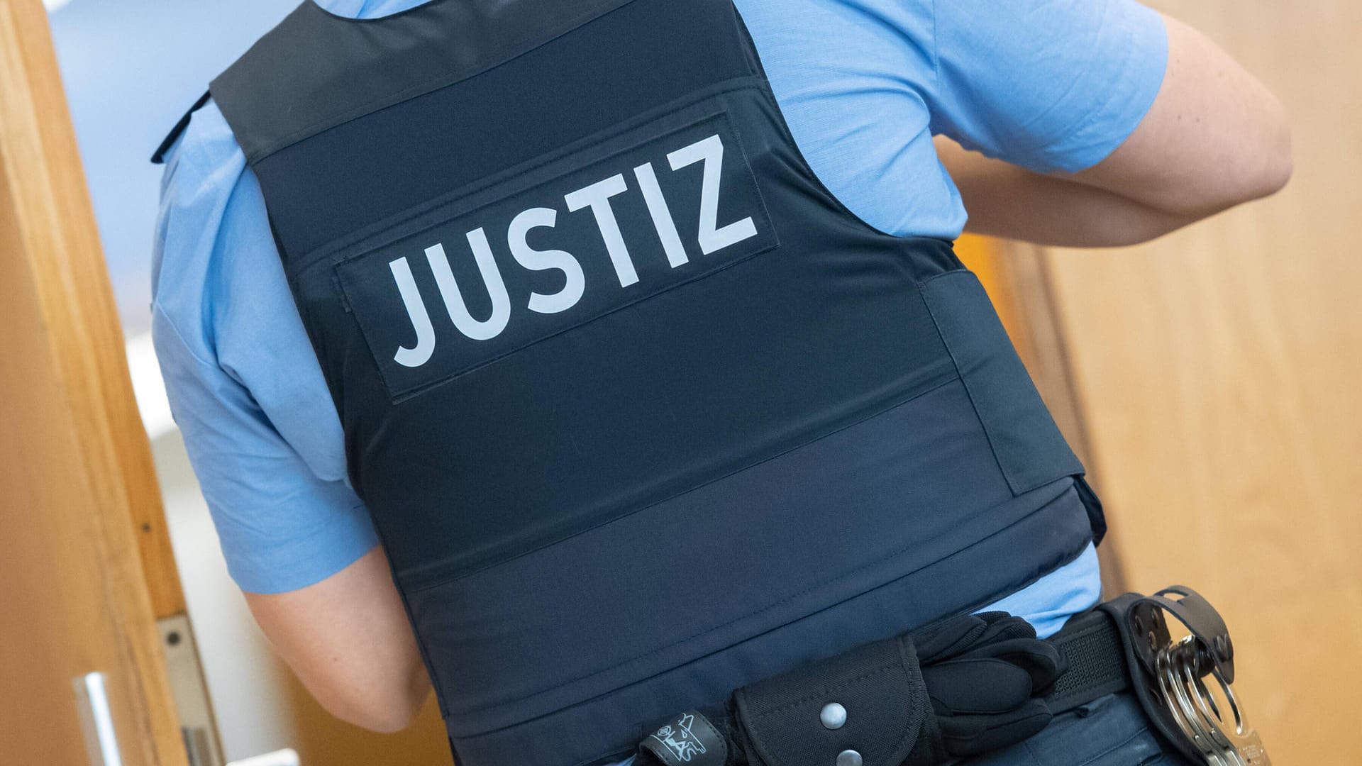 Ein Wachtmeister im Verhandlungssaal eines Gerichts (Symbolbild): In Köln ist nach dem Tod einer jungen Frau nun Anklage gegen vier Personen erhoben worden. Ein Wachtmeister im Verhandlungssaal eines Gerichts (Symbolbild): In Köln ist nach dem Tod einer jungen Frau nun Anklage gegen vier Personen erhoben worden.