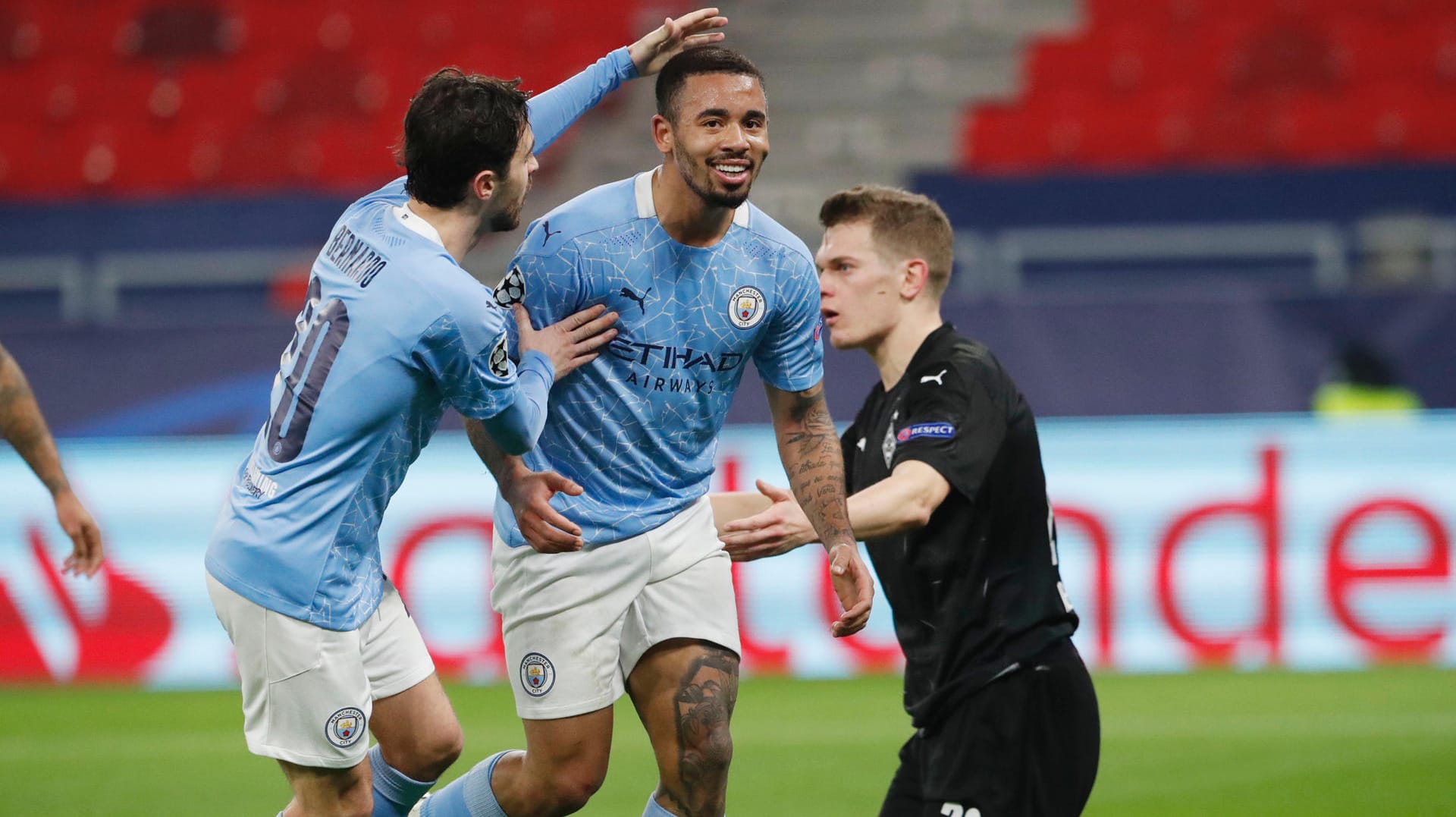 Manchester City feiert das Tor zum 2:0: Torschütze Gabriel Jesus wird von Bernardo Silva (l.) beglückwünscht, hinten hadert Gladbachs Matthias Ginter.