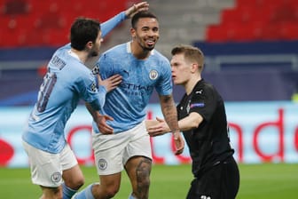 Manchester City feiert das Tor zum 2:0: Torschütze Gabriel Jesus wird von Bernardo Silva (l.) beglückwünscht, hinten hadert Gladbachs Matthias Ginter.