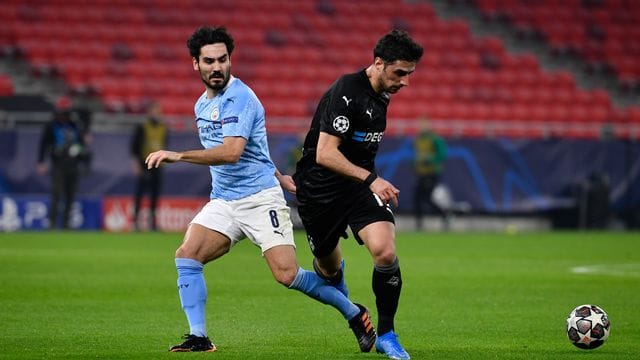 Manchester Citys Ilkay Gündogan und Gladbachs Lars Stindl (r) in Aktion.