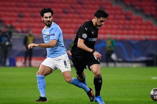 Manchester Citys Ilkay Gündogan und Gladbachs Lars Stindl (r) in Aktion.