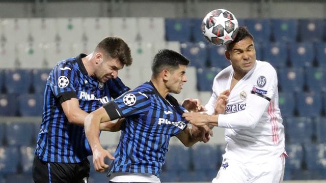 Real Madrids Casemiro (r) köpft den Ball an Atalantas Cristian Romero (M) und Atalantas Berat Djimsiti vorbei. Real Madrids Casemiro (r) köpft den Ball an Atalantas Cristian Romero (M) und Atalantas Berat Djimsiti vorbei.