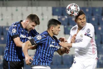 Real Madrids Casemiro (r) köpft den Ball an Atalantas Cristian Romero (M) und Atalantas Berat Djimsiti vorbei.