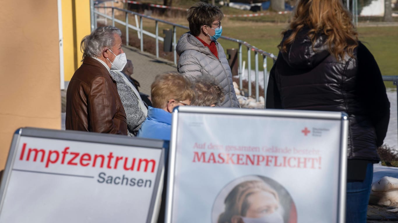 Ein Impfbus in Sachsen: Die Debatte um die Impf-Reihenfolge in Deutschland befindet sich in voller Fahrt.