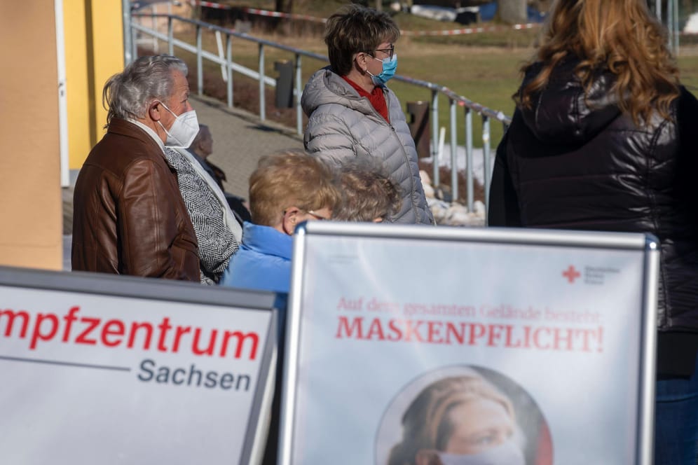 Ein Impfbus in Sachsen: Die Debatte um die Impf-Reihenfolge in Deutschland befindet sich in voller Fahrt.
