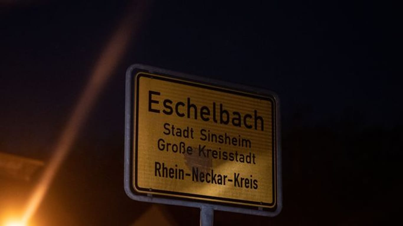 Ein 13-jähriger Junge ist an einem Waldrand bei Sinsheim-Eschelbach tot aufgefunden worden.