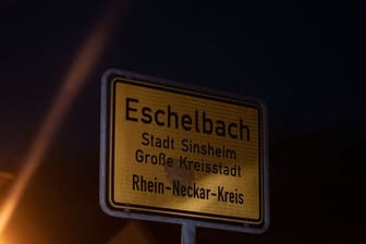 Ein 13-jähriger Junge ist an einem Waldrand bei Sinsheim-Eschelbach tot aufgefunden worden.