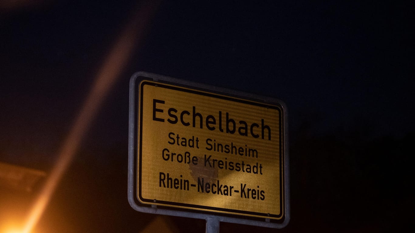 Das Ortsschild von Eschelbach: In einem Feldgebiet bei Sinsheim-Eschelbach ist ein 13-jähriger Junge an einem Waldrand tot gefunden worden.