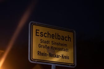 Das Ortsschild von Eschelbach: In einem Feldgebiet bei Sinsheim-Eschelbach ist ein 13-jähriger Junge an einem Waldrand tot gefunden worden.