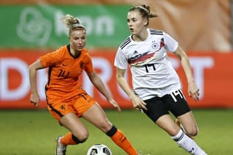 Die Niederländerin Jackie Groenen (l) kämpft gegen Laura Freigang um den Ball.