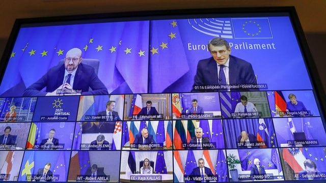 Ein Bildschirm zeigt Charles Michel (l, oben), Präsident des Europäischen Rates, der per Video an einem EU-Sondergipfel teilnimmt. Ein Bildschirm zeigt Charles Michel (l, oben), Präsident des Europäischen Rates, der per Video an einem EU-Sondergipfel teilnimmt.