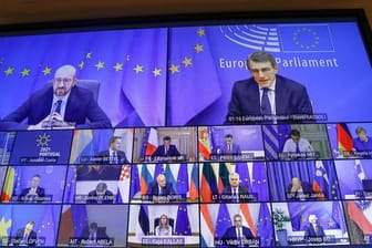 Ein Bildschirm zeigt Charles Michel (l, oben), Präsident des Europäischen Rates, der per Video an einem EU-Sondergipfel teilnimmt.